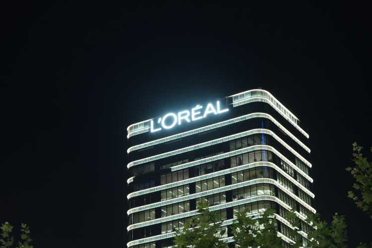 L"Oreal company headquarters building and logo