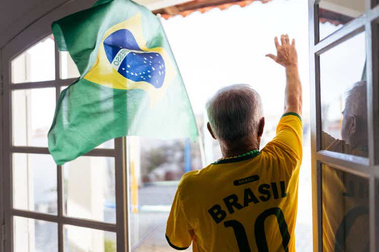 Бразильский болельщик празднует из окна балкона