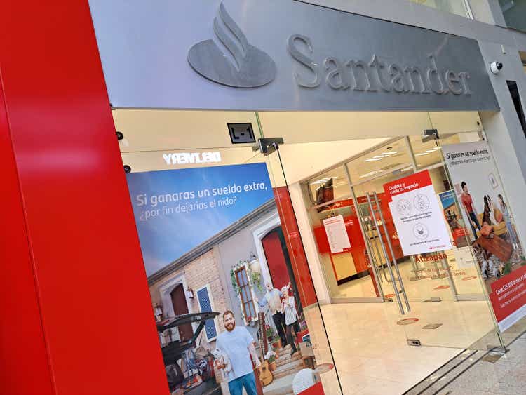Santander bank presents failures in Mexico: problems are reported in ATMs, app and rejection in payments with cards in terminal