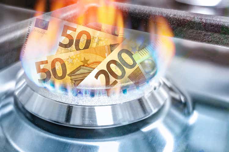 Banknotes burn in the gas flame of the stove