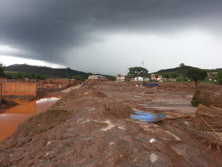 Mining dam failure in Bento Rodrigues, Mariana/MG (Biggest environmental disaster in Brazil)