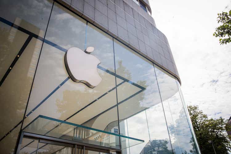Вход в магазин яблок в Брюсселе, логотип Apple на витрине.