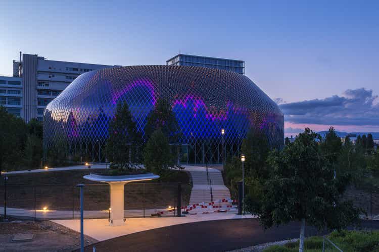 Lichtshow auf dem neuen Novartis Pavillon bei Sonnenuntergang
