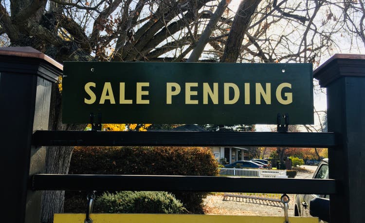 A Sale Pending Sign
