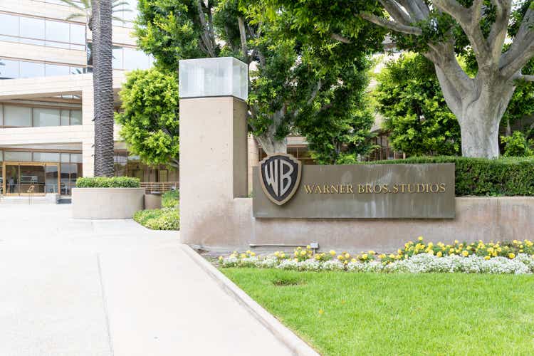 Sediul Warner Bros. Studio din Burbank, Ca, SUA.