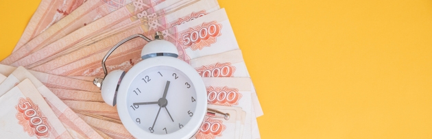 Time value of money concept.analog clock on russian ruble banknote, depicting receiving money today can be poised to increase the future value by investing and gaining interest over a period of time