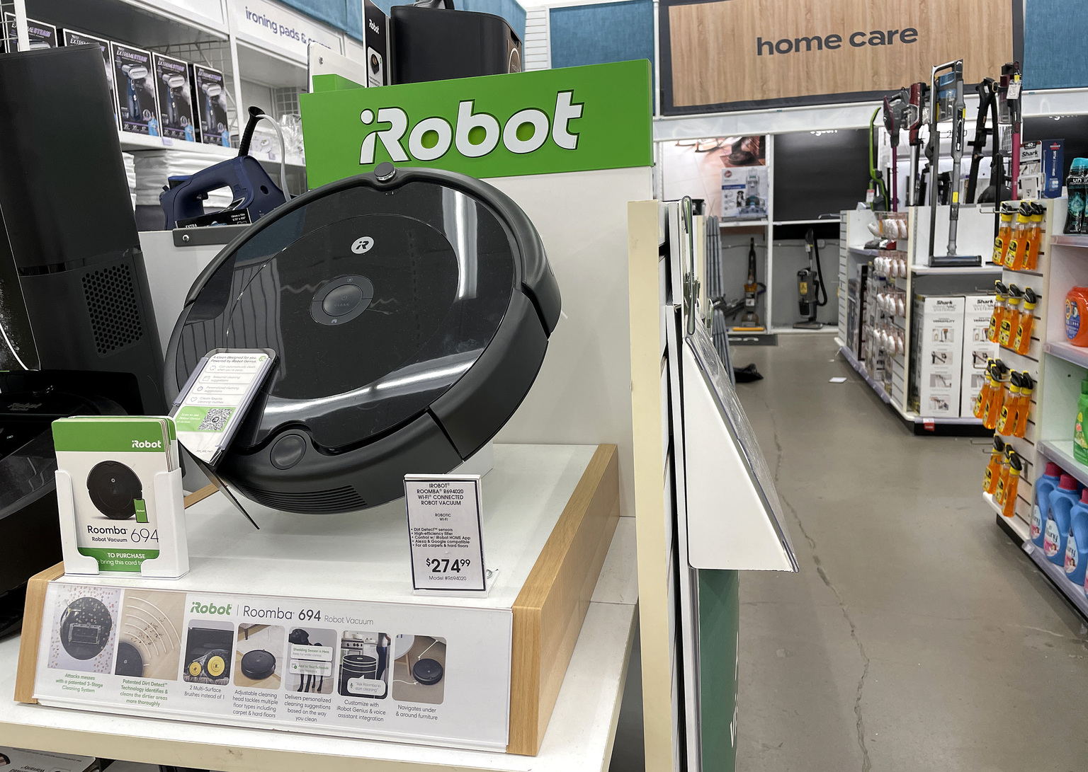 Auto-Retracting Mop?! 😲 iRobot Roomba Combo j7+: The Ultimate 2-in-1 Robot  Vacuum |