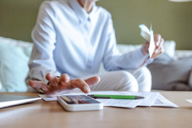 Managing money in difficult times and calculating expenses