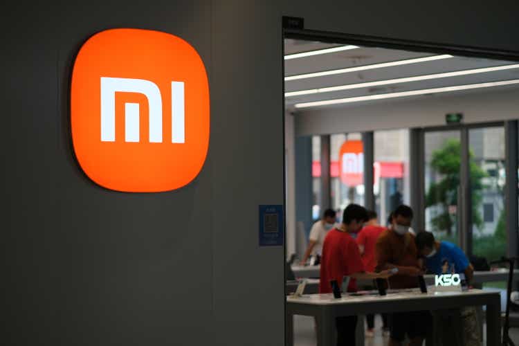 Xiaomi retail store and customers