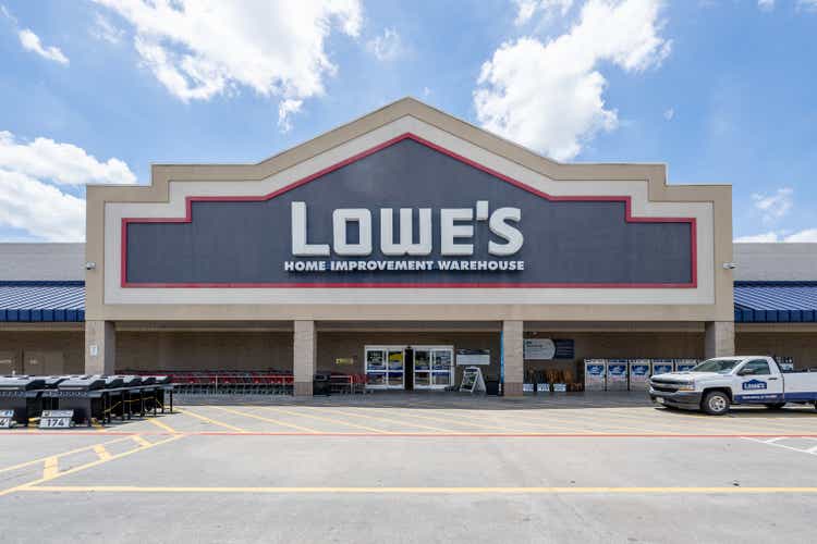 Lowe"s Reports Quarterly Earnings That Beat Expectations