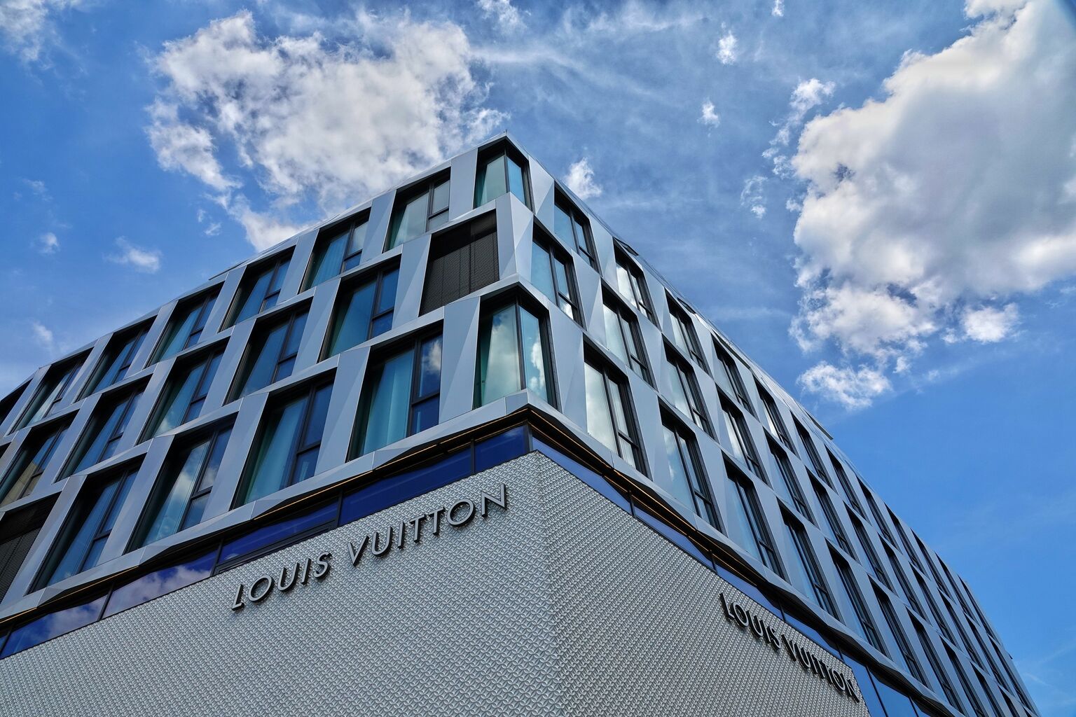 LVMH Moët Hennessy - Louis Vuitton, Société Européenne (LVMU.Y