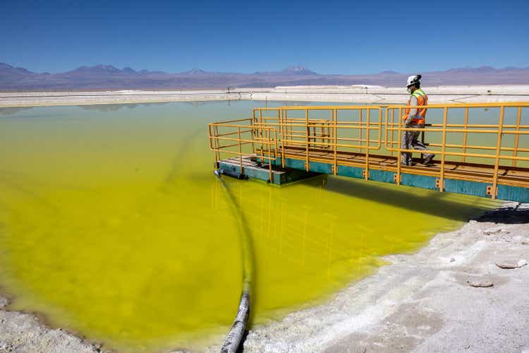 Чили добывает литий из солончаков пустыни Атакама