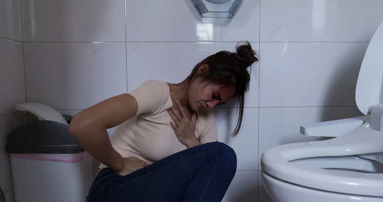 woman feel pain in toilet