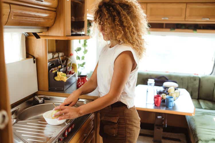 Woman washes the dishes