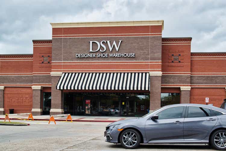 DSW Designer Shoe Warehouse building exterior and parking lot.