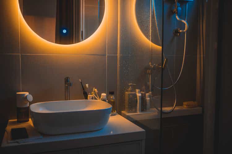 warm light cozy Interior of bathroom with mirror reflection and sink basin