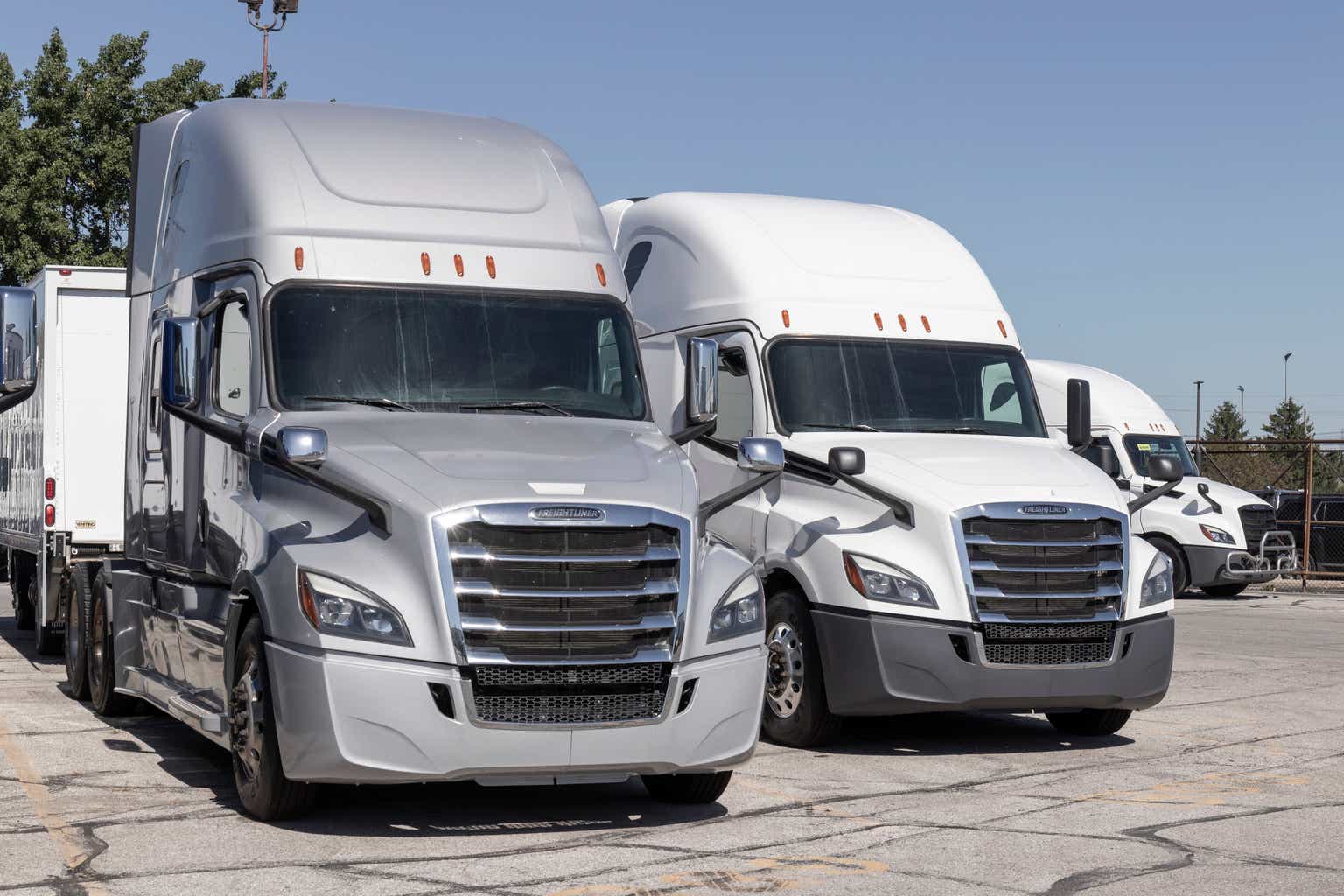 Paccar Stock More Cautious On Economic Uncertainty (NASDAQPCAR