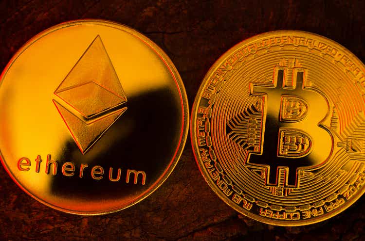 Pièces D'Or D'Ethereum Et De Bitcoin Sur Une Surface En Bois, Gros Plan - Ukraine, Izmail, 17.03.2022