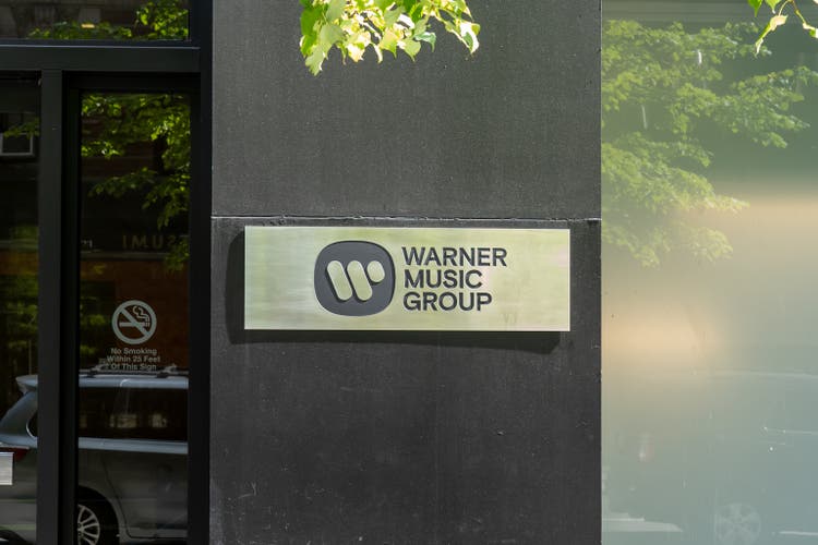 Logo der Warner Music Group auf dem Gebäude in New York City, USA.