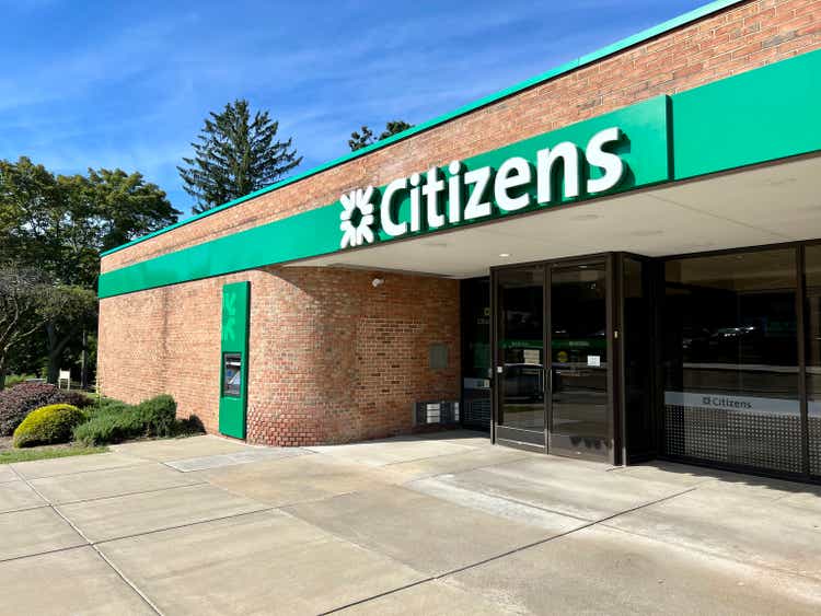 Citizens Financial Group stock gains after slight Q4 beat, lower 2024