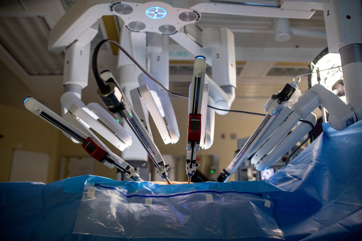 Intuitive Surgical Stock: Expect Revenue Growth To Stay Slow (NASDAQ ...