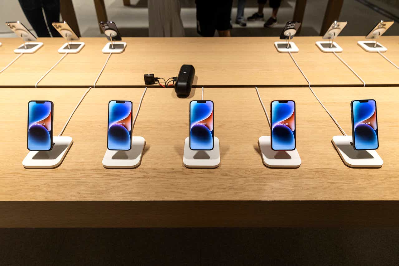 Credit Suisse cuts Apple iPhone sales estimate, but stays bullish | Seeking  Alpha