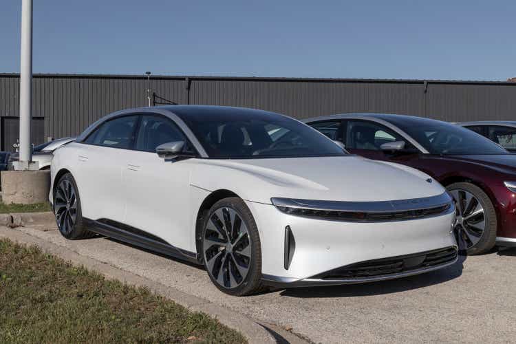 Lucid Air Touring Limousine Display im Service Center. Lucid Motors ist ein Hersteller von Luxus-Elektrofahrzeugen.