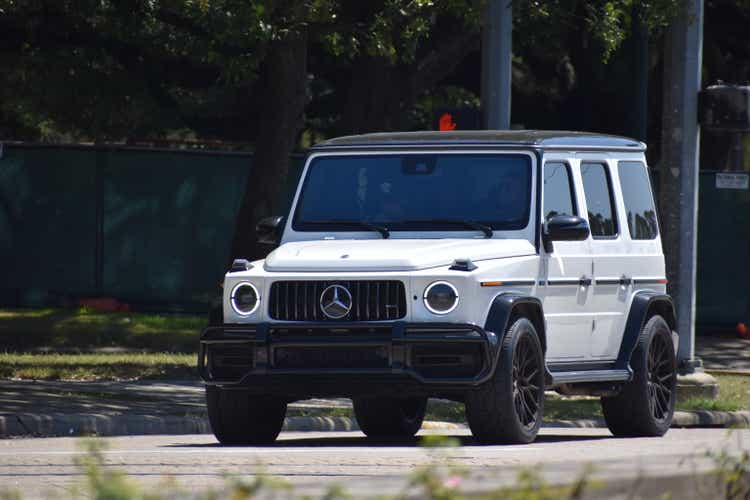 Weißer Mercedes-Benz G-Klasse SUV