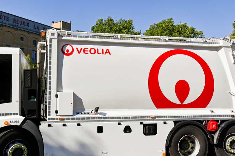 Side view of a dustbin lorry operated by Veolia