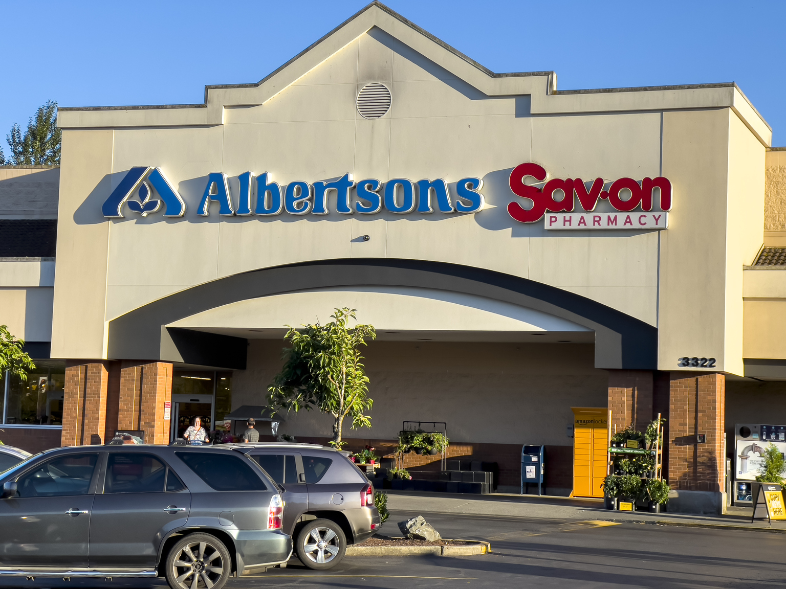 Albertsons Rated Hold Until Kroger Merger Completes (NYSE:ACI ...