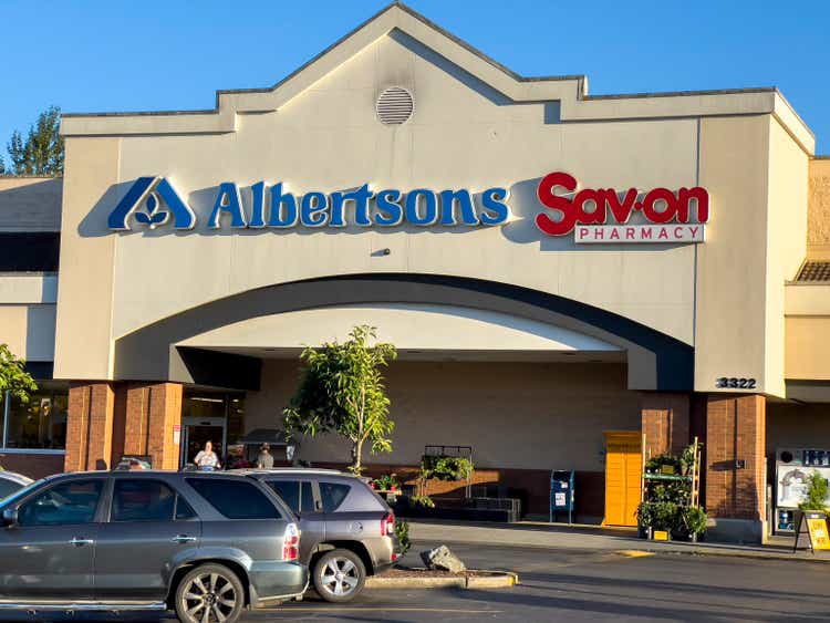 Wide view of the entrance to Albertsons grocery store on a bright sunny day.