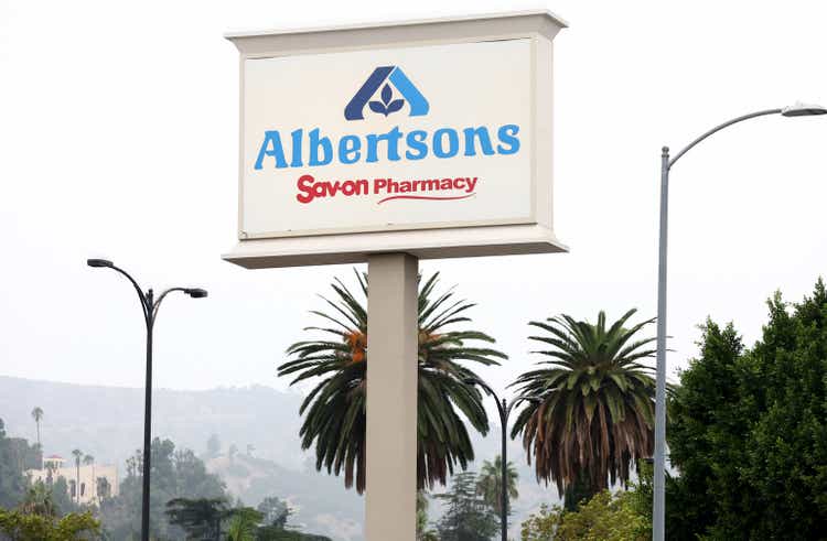 Analysts shift to sidelines on Albertsons amid merger uncertainty (NYSE:ACI)