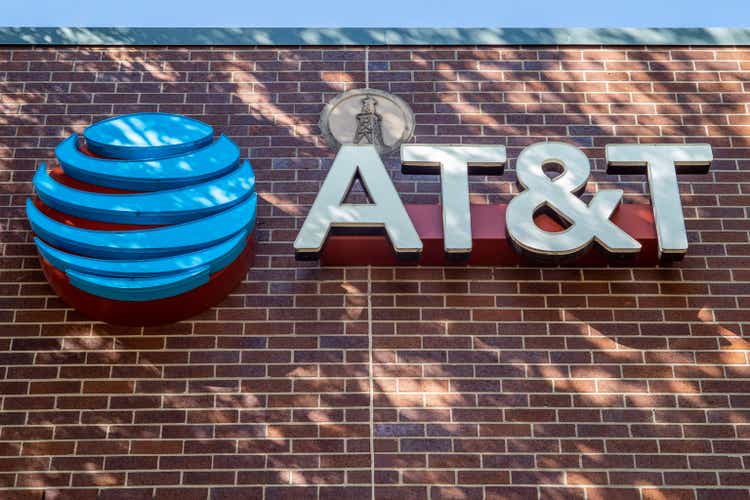 AT&T shares rise on strong earnings report
