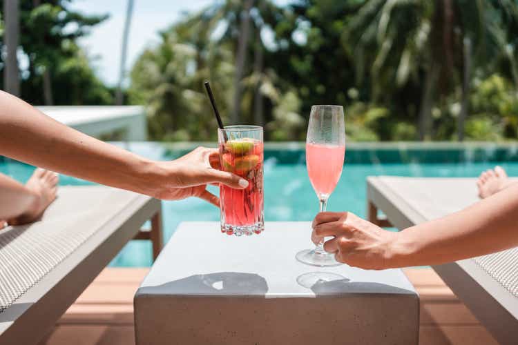 Freunde stoßen Gläser mit Cocktails an