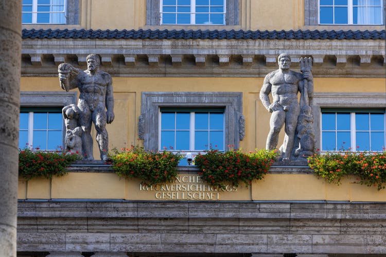 L’ancien siège social de Munich Re, la plus grande compagnie de réassurance au monde. Le bâtiment est situé à Schwabing, près du parc English Garden.
