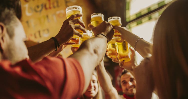 Happy friends group drinking beer at brewery bar restaurant - Friendship concept with young people enjoying time together and having genuine fun at cool vintage pub