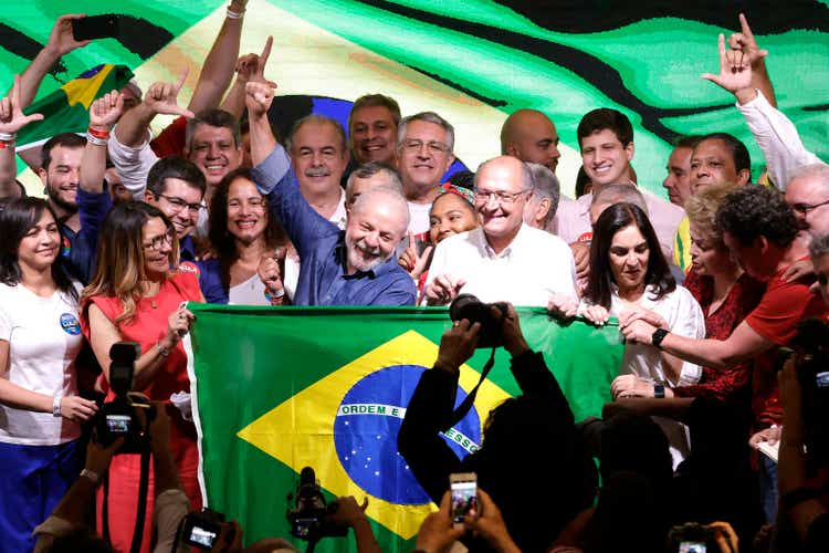 Brasileiros vão às urnas em segundo turno entre Lula e Bolsonaro