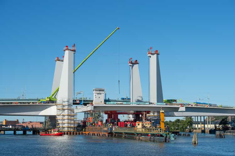 Construction of a new bridge between Gothenburg and Hisingen over Gota alv.