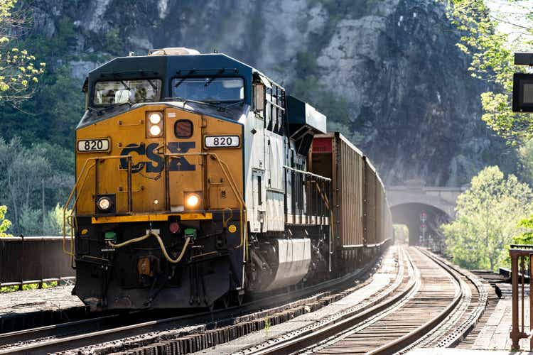 CSX Rock Zug verlässt den Tunnel bei Harpers Ferry