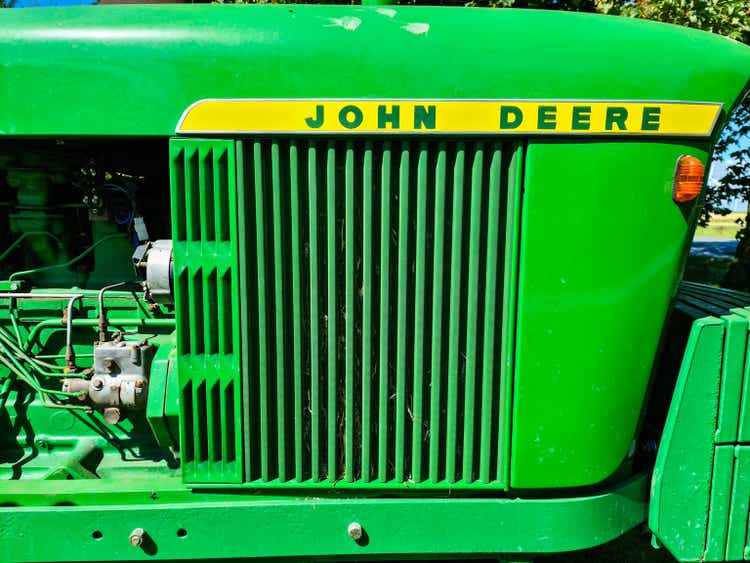 Двигатель трактора John Deere крупным планом.