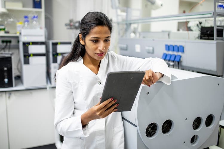 Scientist working in the laboratory