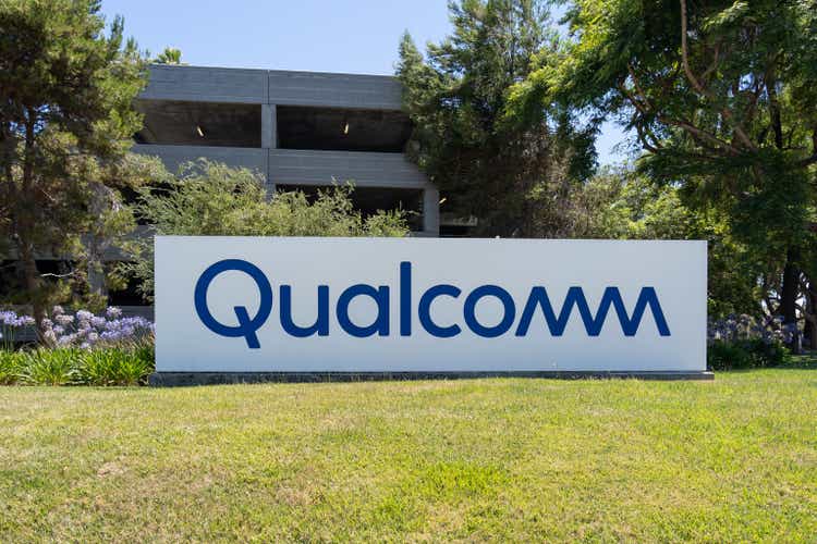 Panneau du siège social de Qualcomm à San Diego, Californie, États-Unis.