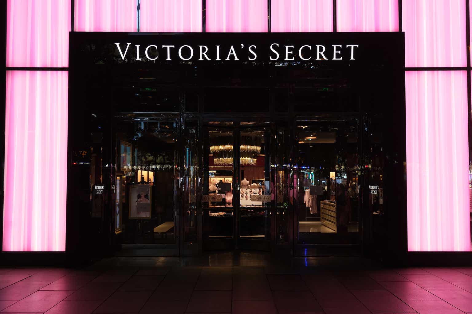 Victoria's Secret & Co: Wait For Proof Of Turnaround Progress (NYSE:VSCO)