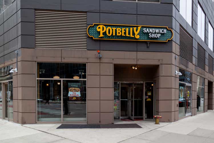 Một cửa hàng bánh mì Potbelly được hiển thị.