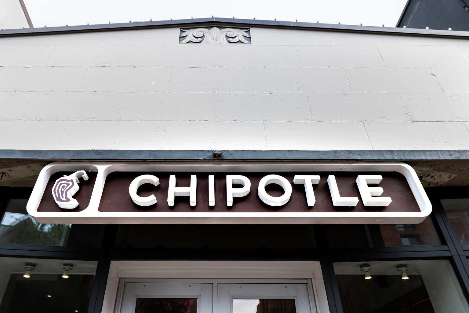 Chipotle: Stalling Growth And Momentum Make It A Sell (Technical Analysis)