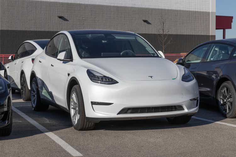 Электромобили Tesla EV на выставке. Продукты Tesla включают электромобили, аккумуляторные батареи и солнечные батареи.