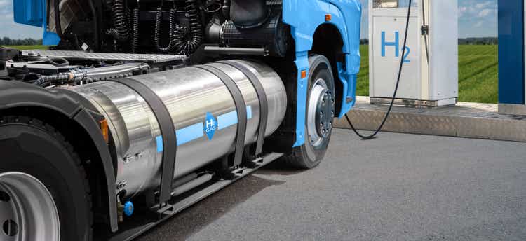 Hydrogen filling station and fuel cell truck