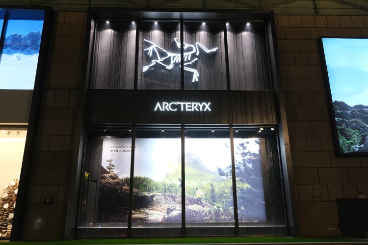Arc"teryx-myymälä brändin logolla