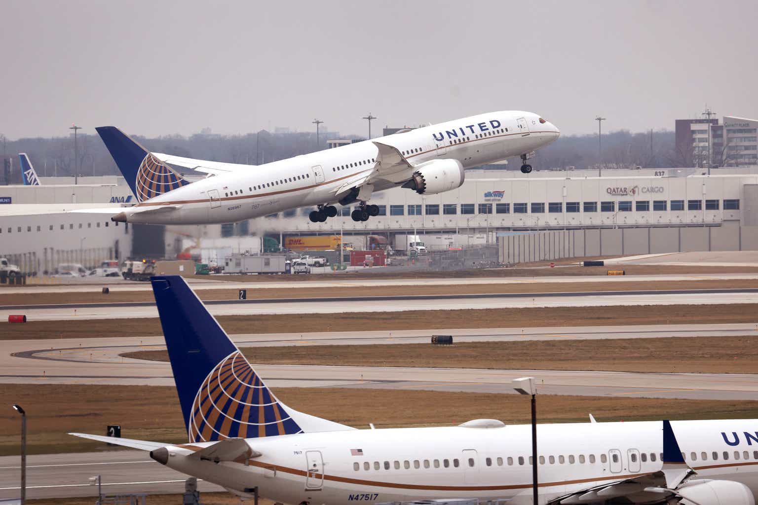 United Airlines resumes flights after nationwide ground stop - Los