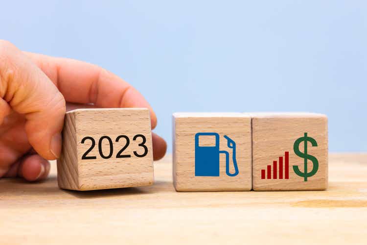 2023 год, деловая и финансовая концепция, цены на топливо, затраты на бензин, нефть и газ, добыча и доступность сырья